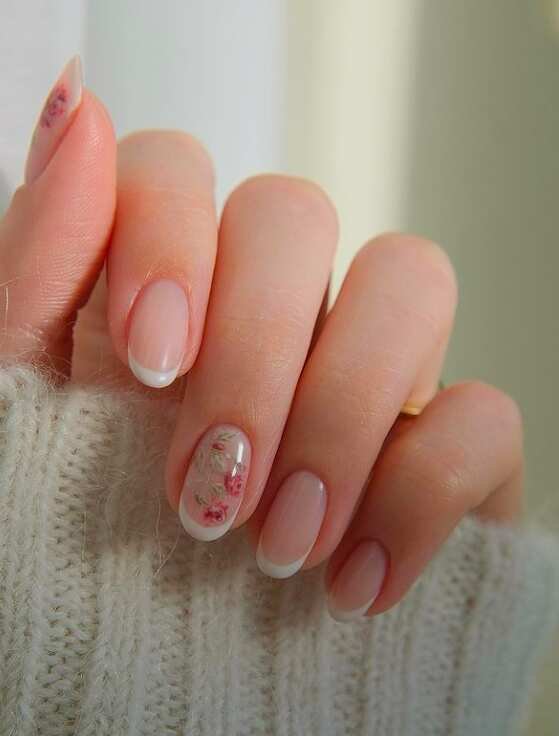 white french tip design con oval short nails with vintage rose decal on middle finger