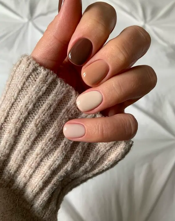 short round nails with nude brown gradient design